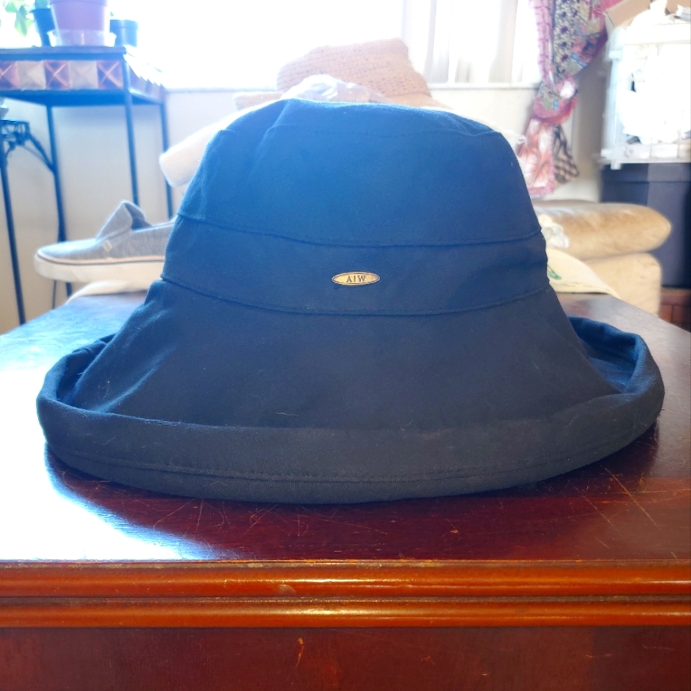 Black Bucket Hat / Cloche